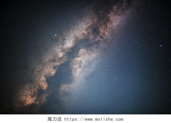 天空中夏季银河下降时拍摄的纯星空素材